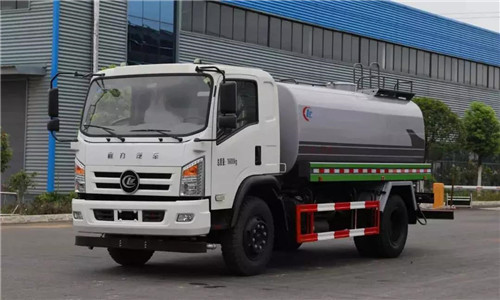 程力智造的程力威牌底盤及整車，其中的一體化抑塵車和園林綠化噴灑高壓消防多功能水車特別受到市場(chǎng)青睞。