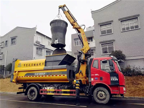 程力壓垃廠新上市的地埋式吊裝移動(dòng)壓縮垃圾清運(yùn)車及配套裝備，完美解決社區(qū)及垃圾堆放點(diǎn)臟亂差和老鼠、蒼蠅、污水橫流的垃圾儲(chǔ)存老大難頑疾；該車最新上市并召開(kāi)了產(chǎn)品推薦會(huì)，深受用戶喜愛(ài)。