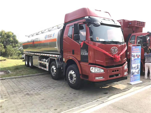 解放J6M前四后八31.5方鋁合金運油車?；囆桶踩_(dá)標(biāo)下發(fā)，訂車立減6000元