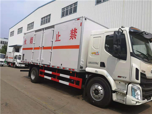 東風(fēng)柳汽廂長(zhǎng)6.58米雜項(xiàng)危險(xiǎn)品廂式貨車發(fā)車了