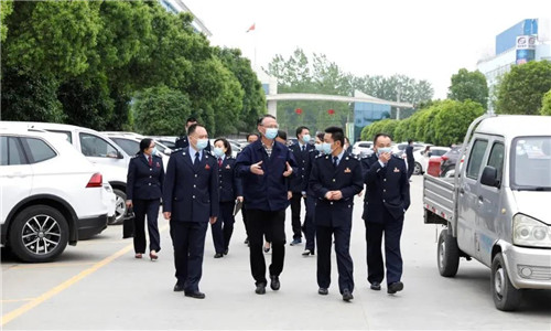 頭條：隨州市稅務局第一稽查局干部職工與程力汽車汽車集團共同舉辦“減稅費優(yōu)服務，助復產(chǎn)促發(fā)展 ”黨建下基層活動