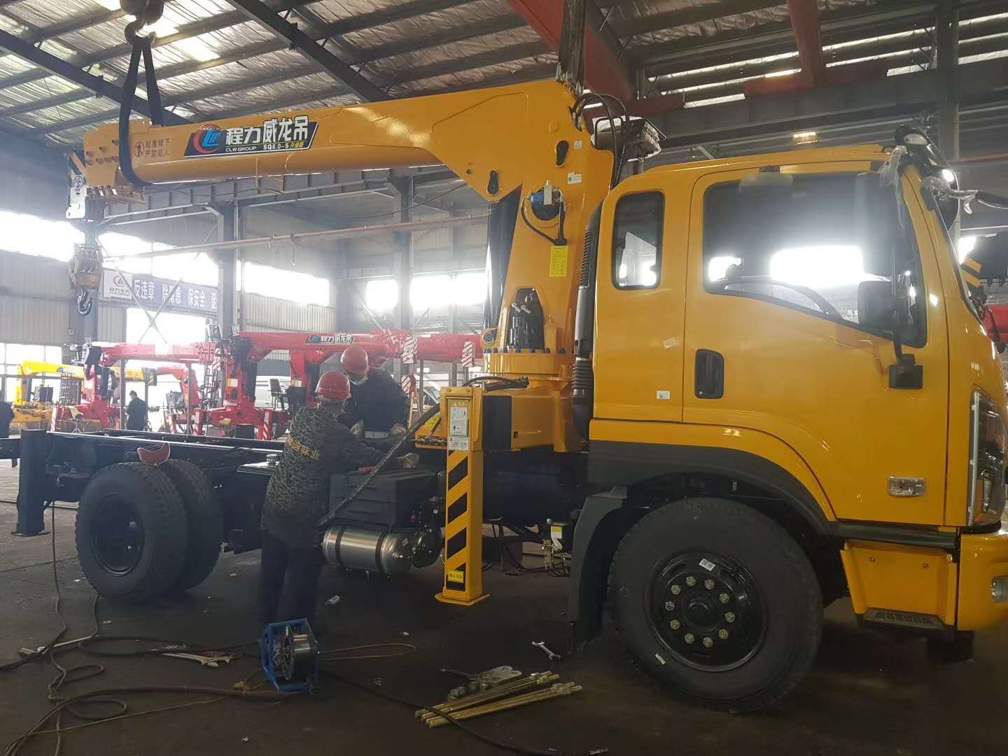 東風(fēng)暢行D1隨車吊匹配程力威龍8噸5節(jié)臂吊機，?工程黃，高顏值，云南李總的訂單