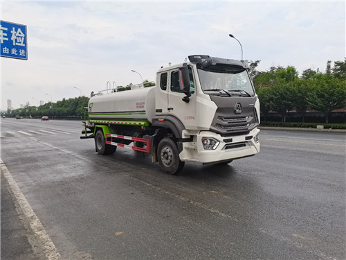 新款重汽豪沃n系列12方灑水車：環(huán)保免征齊全！