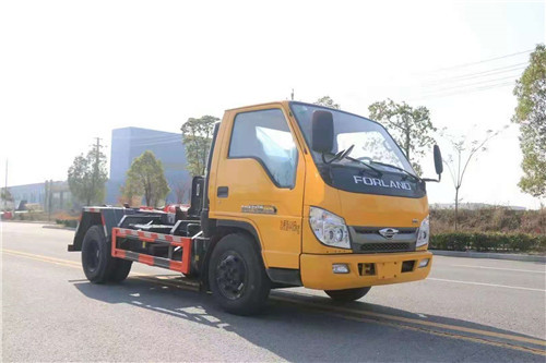市場上一款雙層大梁的藍牌鉤臂垃圾車，純工程自卸車底盤，載重?zé)o敵
