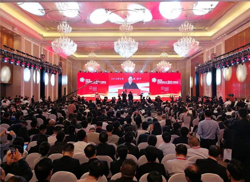 本報訊（通訊員丹陽報道） 作為中國民營經濟領域最權威的榜單，一年一度的“民營企業(yè)500強”榜單發(fā)布無疑受到廣大企業(yè)的關注。8月22日，全國工商聯(lián)在青海西寧發(fā)布了“2019年中國民營企業(yè)500強”、“2019中國民營企業(yè)制造業(yè)500強”、“2019中國民營企業(yè)服務業(yè)100強”榜單和分析報告。 這次峰會于8月22日至8月24日，在青海省省會城市西寧隆重舉辦。峰會以“不忘創(chuàng)業(yè)初心堅定報國之志”為主題，由全國工商聯(lián)、青海省人民政府共同主辦，工業(yè)和信息化部、國家市場監(jiān)督管理總局和國務院扶貧辦支持。