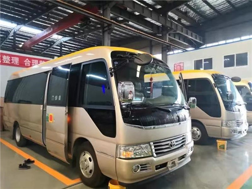 程力集團(tuán)旅居車專業(yè)廠廖總就軍運會專用接待乘用車定制改裝生產(chǎn)情況向天河機(jī)場孟總等相關(guān)采購方作了匯報，從選購底盤到改裝技術(shù)，詳細(xì)地對生產(chǎn)等各環(huán)節(jié)進(jìn)行了介紹，并對目前已經(jīng)改裝出的一臺豐田考斯特乘用車樣車進(jìn)行了實物和功能性展示。