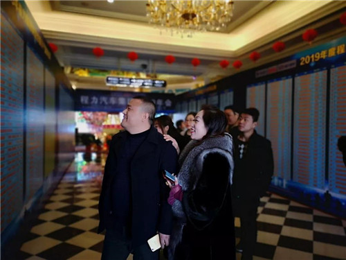 在程力公司銷售100強(qiáng)龍虎榜單中，這對(duì)搭檔名列前茅進(jìn)入前三甲，幸福感自豪感洋溢在臉上，情不自禁。請(qǐng)程力家人們，記住這美好的時(shí)刻。 2019年，程力新廠三期工程項(xiàng)目建設(shè)如火如荼。A8、A9車間投入使用，公司投資3000多萬元，與武漢理工大學(xué)聯(lián)合設(shè)計(jì)開發(fā)開平、制罐、灑水車生產(chǎn)線，引用智能化制造技術(shù)，設(shè)計(jì)方案現(xiàn)已完成，智能化制造設(shè)備將陸續(xù)到位。程力自主品牌商用車相繼下線投放市場(chǎng)，受到廣大用戶青睞。商用車完成產(chǎn)值1.76億元、新能源汽車創(chuàng)產(chǎn)值8651萬元。