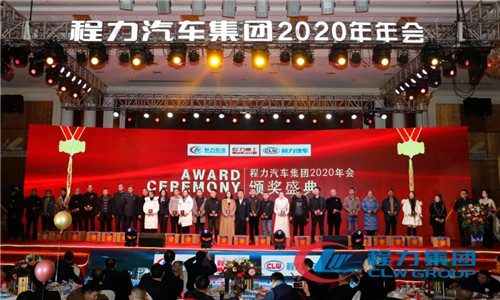 2020年，我們一要調(diào)整經(jīng)營(yíng)戰(zhàn)略，由粗放型向節(jié)約型轉(zhuǎn)變，由吃大鍋飯向成本核算精細(xì)化考核轉(zhuǎn)變，以經(jīng)濟(jì)責(zé)任制為主線，實(shí)行各單位利潤(rùn)、產(chǎn)值、產(chǎn)量考核。充分發(fā)揮兩級(jí)管理作用，公司領(lǐng)導(dǎo)實(shí)行一崗多責(zé)。所有生產(chǎn)模塊（直屬廠和專業(yè)廠）和經(jīng)營(yíng)模塊（底盤事業(yè)部等），全部構(gòu)建“利潤(rùn)中心”體制，一切圍繞“經(jīng)營(yíng)產(chǎn)值”和“經(jīng)營(yíng)利潤(rùn)”雙指標(biāo)，最終形成體現(xiàn)團(tuán)隊(duì)價(jià)值導(dǎo)向的職業(yè)經(jīng)理人薪酬制度。