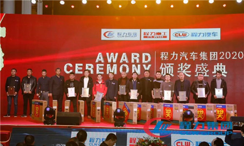 新的一年里，程力主要建設(shè)內(nèi)容和規(guī)模為：程力專汽，進(jìn)一步壯大和美化，更高質(zhì)量發(fā)展；程力汽車，將完成四期應(yīng)急產(chǎn)業(yè)基地項(xiàng)目建設(shè)，并實(shí)現(xiàn)全面投產(chǎn)；程力重工，建成600畝工業(yè)園（也就是在現(xiàn)有地后面所有地），全面投產(chǎn)。產(chǎn)品及產(chǎn)量：在“四五”規(guī)劃末，每個(gè)子公司對(duì)標(biāo)一個(gè)市內(nèi)企業(yè)要超過對(duì)標(biāo)企業(yè)的產(chǎn)量和質(zhì)量，所有子公司均要達(dá)到國內(nèi)綜合產(chǎn)量最高的目標(biāo)。