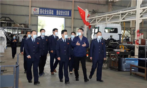 稅務(wù)局領(lǐng)導(dǎo)參觀了程力汽車集團工業(yè)園的自動化生產(chǎn)流水車間后，對其給予了高度評價；在目前疫情環(huán)境嚴峻的大環(huán)境下，程力汽車集團所展現(xiàn)出的雄厚實力是對隨州市經(jīng)濟復(fù)蘇穩(wěn)步發(fā)展的重要保障，是穩(wěn)固全市稅收工作的重要基石。