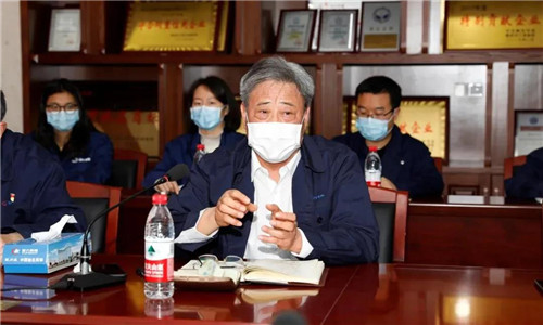 程力汽車集團黨委書記何儒安，向市稅務(wù)局第一稽查局的相關(guān)領(lǐng)導(dǎo)匯報了2019年度以及疫情期間的黨務(wù)工作。