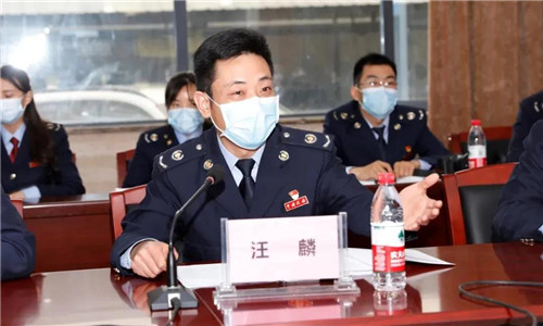 在座談中，隨州市稅務(wù)局第一稽查局汪局長表示，希望程力汽車集團牢牢把握好這次國家大力扶持優(yōu)秀民營企業(yè)的政策機遇，切合自身實際情況，找準發(fā)展點擴大自身優(yōu)勢，爭取能夠順利完成年度70億生產(chǎn)總值的目標任務(wù)，實現(xiàn)公司的穩(wěn)步快速發(fā)展。