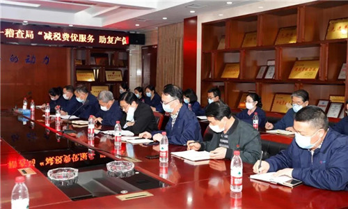 活動最后程力汽車集團黨委書記何儒安，衷心感謝市稅務(wù)局的領(lǐng)導(dǎo)的關(guān)心和政府出臺相關(guān)稅收優(yōu)惠政策。在這疫情導(dǎo)致的經(jīng)濟環(huán)境嚴峻的情況下，這樣的優(yōu)惠稅收政策正是雪中送炭的深厚溫情，深刻體現(xiàn)了政府與人民團結(jié)一心、眾志成誠共渡難關(guān)的決心。