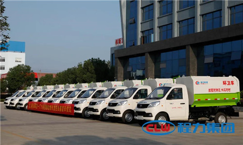  這種小型鄉(xiāng)鎮(zhèn)主流環(huán)衛(wèi)垃圾清運車，底盤離地角高，通過性好，箱體方正有效容積率大，特別適合我國鄉(xiāng)村道路作業(yè)，在廣大鄉(xiāng)鎮(zhèn)及農(nóng)村市場非常受歡迎。