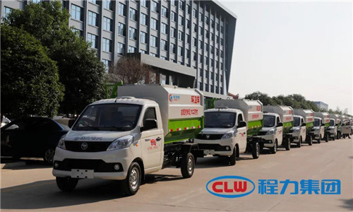  這種小型鄉(xiāng)鎮(zhèn)主流環(huán)衛(wèi)垃圾清運車，底盤離地角高，通過性好，箱體方正有效容積率大，特別適合我國鄉(xiāng)村道路作業(yè)，在廣大鄉(xiāng)鎮(zhèn)及農(nóng)村市場非常受歡迎。