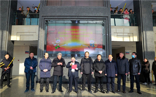 集團(tuán)公司高層組織在家的主要領(lǐng)導(dǎo)，以及各部門的中層干部及負(fù)責(zé)人，各直屬?gòu)S、專業(yè)廠、集團(tuán)成員廠總經(jīng)理，戶主經(jīng)理與各銷售精英團(tuán)隊(duì)負(fù)責(zé)人，程力汽車集團(tuán)簽約網(wǎng)紅共計(jì)200余人，在程力總部八號(hào)樓迎賓大廳共同見證了超額完成75億專汽產(chǎn)值的祝賀儀式。