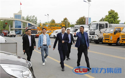 比亞迪副總裁王杰（右二），在程力汽車集團(tuán)副總、程力新能源汽車制造有限公司總經(jīng)理倪文濤（右一）、集團(tuán)公司總經(jīng)辦服務(wù)中心主任張火生（左一）、程力新能源裝備車廠總經(jīng)理劉輝（左二）、程力汽車公司總經(jīng)理成向陽(yáng)（后右一）的陪同下，參觀程力（曾都）汽車工業(yè)園。　　