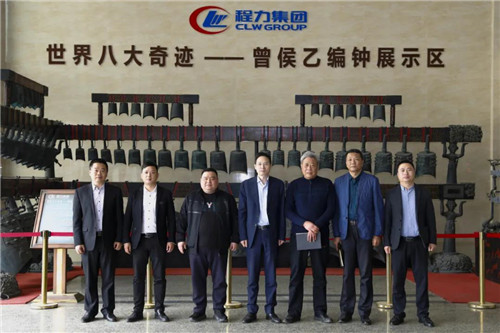 在程力汽車集團(tuán)總部迎賓大廳，雙方代表觀摩世界八大奇跡編鐘后合影紀(jì)念　　