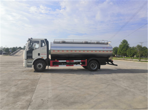 國(guó)六解放13噸鮮奶運(yùn)輸車(chē)