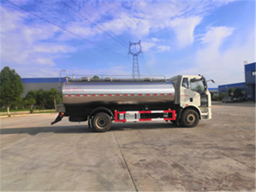 國(guó)六解放13噸鮮奶運(yùn)輸車(chē)