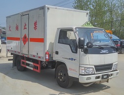 國五江鈴廂長(zhǎng)4.2米易燃液體廂式運(yùn)輸車 